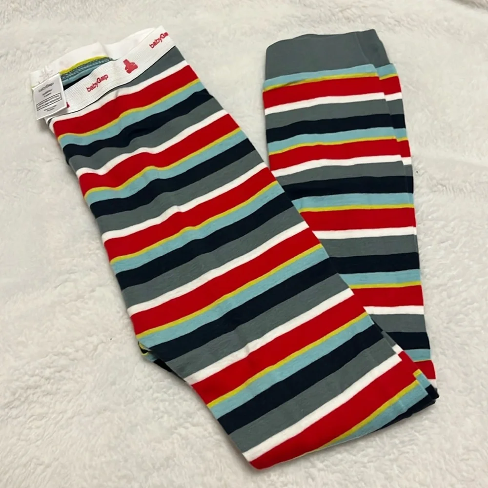 NWT Baby Gap Christmas PJs - size (5)